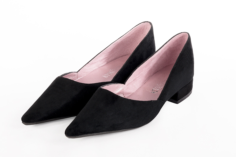 Matt black women's open arch dress pumps. Pointed toe. Flat block heels. Front view - Florence KOOIJMAN